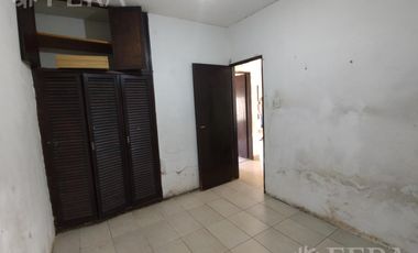 Venta de casa de 3 ambientes a reciclar en Bernal Oeste