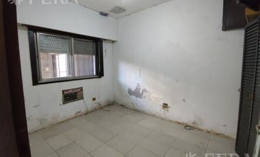 Venta de casa de 3 ambientes a reciclar en Bernal Oeste