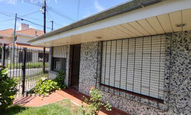 Venta de casa de 3 ambientes a reciclar en Bernal Oeste