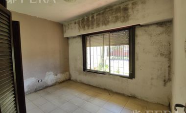 Venta de casa de 3 ambientes a reciclar en Bernal Oeste
