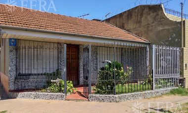 Venta de casa de 3 ambientes a reciclar en Bernal Oeste