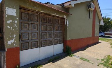 Venta de casa de 3 ambientes a reciclar en Bernal Oeste