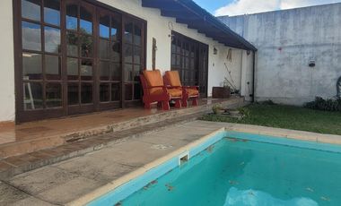 Casa  de 5 ambientes con pileta y quincho