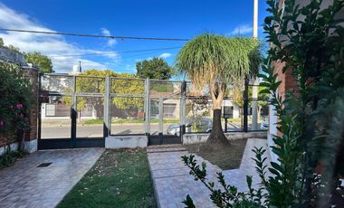 Casa  de 5 ambientes con pileta y quincho
