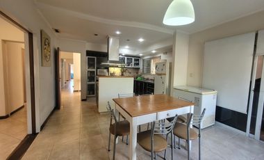 Casa  de 5 ambientes con pileta y quincho