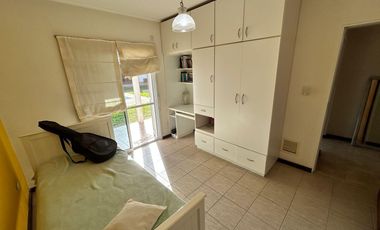 Casa  de 5 ambientes con pileta y quincho