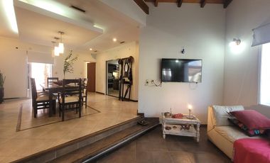 Casa  de 5 ambientes con pileta y quincho