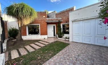 Casa  de 5 ambientes con pileta y quincho