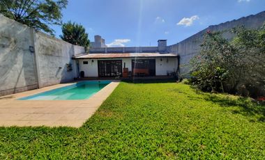 Casa  de 5 ambientes con pileta y quincho