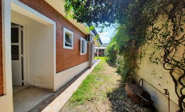 Casa  de 5 ambientes con pileta y quincho
