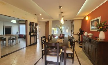Casa  de 5 ambientes con pileta y quincho