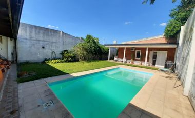 Casa  de 5 ambientes con pileta y quincho