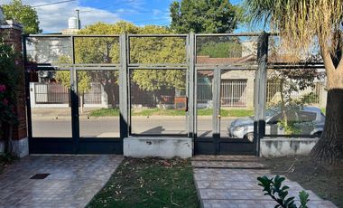 Casa  de 5 ambientes con pileta y quincho
