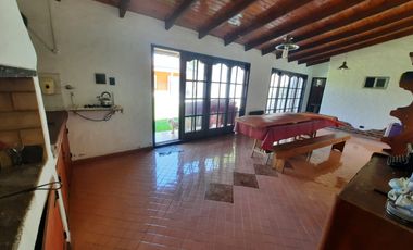 Casa  de 5 ambientes con pileta y quincho