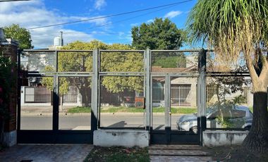 Casa  de 5 ambientes con pileta y quincho
