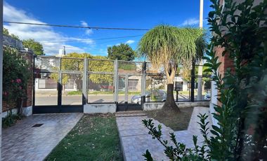 Casa  de 5 ambientes con pileta y quincho