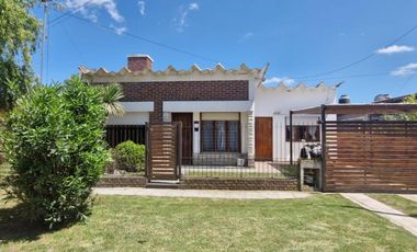 Casa en venta - 2 Dormitorios 1 Baño - Cochera - 213Mts2 - Mar del Plata
