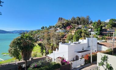 CASA CON EXCELENTE VISTA AL LAGO Y A LA PEÑA DE VALLE DE BRAVO