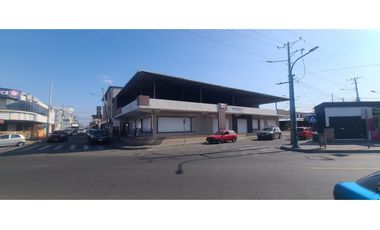 Renta de locales comerciales en la av. Flavio Reyes Manta.
