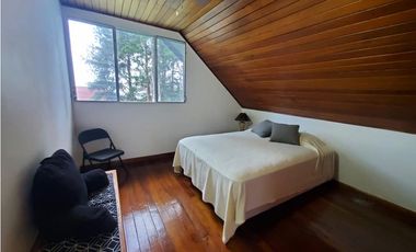VENDO CASA  STYLO AMERICANO CON AMPLIO JARDIN