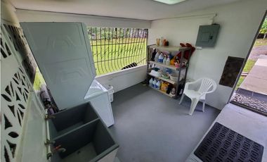 VENDO CASA  STYLO AMERICANO CON AMPLIO JARDIN
