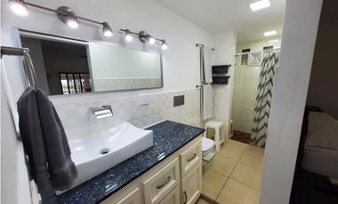 VENDO CASA  STYLO AMERICANO CON AMPLIO JARDIN