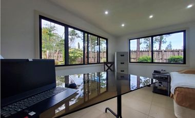 VENDO CASA  STYLO AMERICANO CON AMPLIO JARDIN