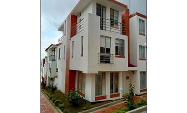 CASA EN FUSAGASUG, CONJUNTO MONTEARROYO