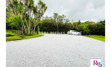 HERMOSA FINCA EN UN LOTE DE 6.060 M2 PLANOS