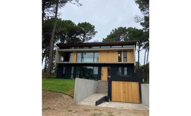 CASA  MINIMALISTA BARRIO PRIVADO PIONEROS en ALQUILER
