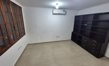 OFICINA EN ALQUILER - EXCELENTE UBICACIÓN .-