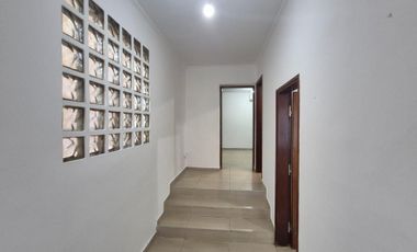 OFICINA EN ALQUILER - EXCELENTE UBICACIÓN .-