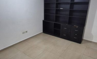 OFICINA EN ALQUILER - EXCELENTE UBICACIÓN .-