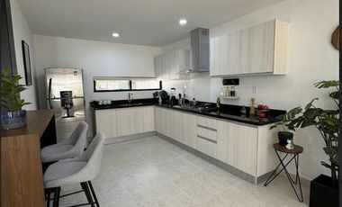 CASA EN VENTA EN CANCUN DE 3 HABITACIONES CON ALBERCA Y GIMNASIO