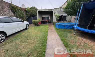 CASA 3 AMBIENTES SOBRE LOTE PROPIO, EN PLANTA BAJA, CON JARDIN Y FONDO
