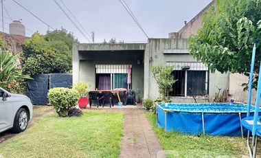 CASA 3 AMBIENTES SOBRE LOTE PROPIO, EN PLANTA BAJA, CON JARDIN Y FONDO