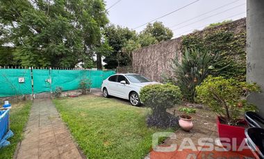 CASA 3 AMBIENTES SOBRE LOTE PROPIO, EN PLANTA BAJA, CON JARDIN Y FONDO