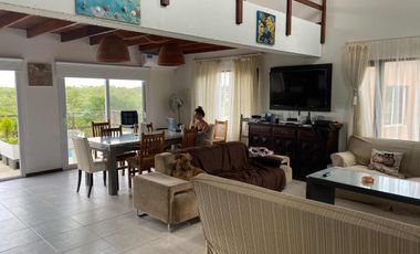 Casa en venta - 4 Dormitorios 3 Baños - Cochera - 350Mts2 - Costa Esmeralda