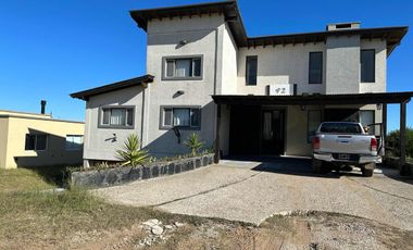 Casa en venta - 4 Dormitorios 3 Baños - Cochera - 350Mts2 - Costa Esmeralda