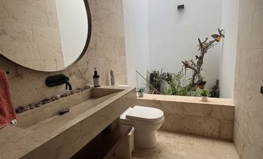 Venta o Renta Residencia en Privada frente al Campo de Golf Yucatán Countty Club