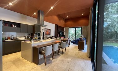 Venta o Renta Residencia en Privada frente al Campo de Golf Yucatán Countty Club