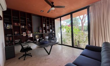Venta o Renta Residencia en Privada frente al Campo de Golf Yucatán Countty Club