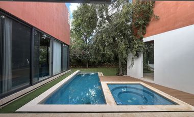 Venta o Renta Residencia en Privada frente al Campo de Golf Yucatán Countty Club