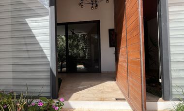Venta o Renta Residencia en Privada frente al Campo de Golf Yucatán Countty Club