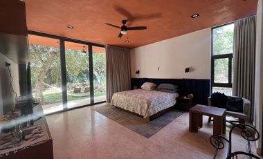 Venta o Renta Residencia en Privada frente al Campo de Golf Yucatán Countty Club