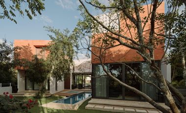 Venta o Renta Residencia en Privada frente al Campo de Golf Yucatán Countty Club