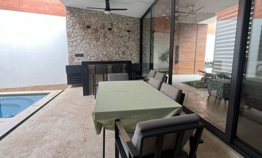 Venta o Renta Residencia en Privada frente al Campo de Golf Yucatán Countty Club