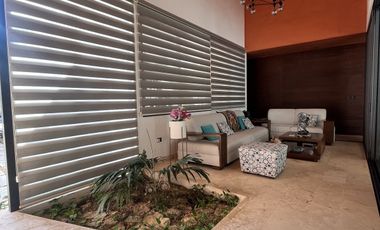 Venta o Renta Residencia en Privada frente al Campo de Golf Yucatán Countty Club
