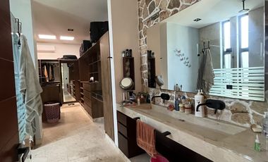 Venta o Renta Residencia en Privada frente al Campo de Golf Yucatán Countty Club