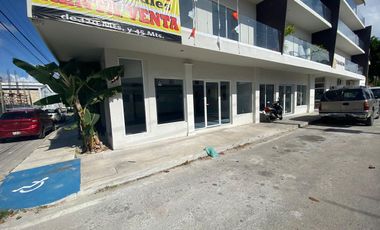 AMPLIO LOCAL EN VENTA EN PLAYA DEL CARMEN EN ESQUINA CON AFLUENCIA VEHICULAR.